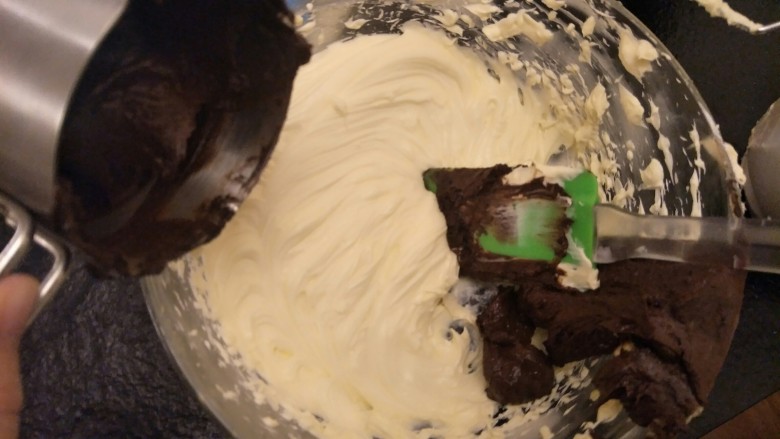 最经典浓郁巧克力奶酪蛋糕,把巧克力液加入奶酪糊中。