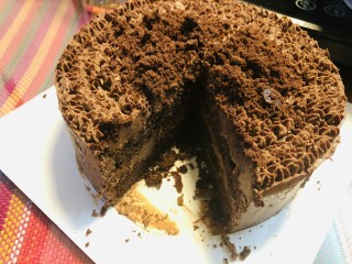 最经典浓郁巧克力奶酪蛋糕,切块来看一下。很好吃超级浓郁的巧克力味