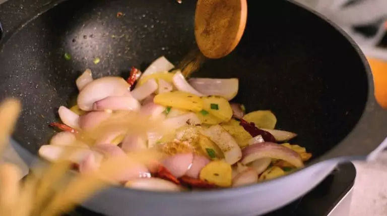 简单好学的孜然土豆片,土豆最好吃的做法,百吃不腻,出锅前撒入盐、孜然粉，翻炒均匀即可