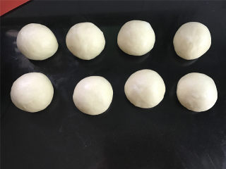 麋鹿豆沙小餐包,把发酵好的面团排气后匀分成8份，滚圆后松驰15分钟。