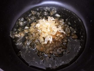 琥珀核桃仁,奶锅里加入碎冰糖，清水