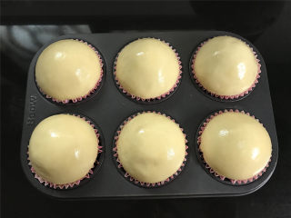 麋鹿豆沙小餐包,二次发酵完成后，取出，表面刷上蛋液。
