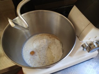 豆沙大理石纹吐司,出黄油和豆沙馅以外，将所有材料混合