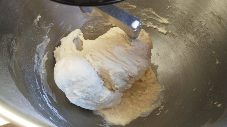 豆沙大理石纹吐司,揉到可以拉出厚膜加入软化黄油继续高速搅打