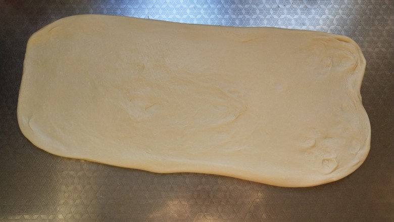 豆沙大理石纹吐司,松弛好的面团擀成长方形