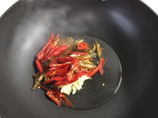 泡椒炒肉丝,锅烧热加适量油，下泡椒、姜、冬笋
