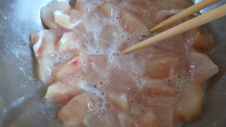 新文美食  糖醋鸡丁,这会儿的鸡丁用筷子搅拌均匀。