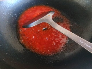 新文美食  糖醋鸡丁,倒入适量番茄沙司炒均匀。