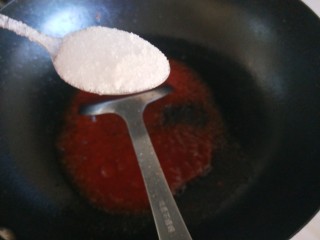 新文美食  糖醋鸡丁,加入两勺白糖，加入适量醋。