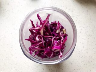 紫甘蓝卡乐比营养奶糊,然后放入榨汁机内