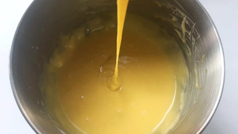 依云米奇蛋糕卷,用蛋抽画Z字将蛋黄跟面糊搅拌均匀，面糊细腻顺滑
