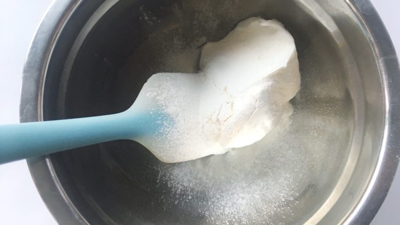 依云米奇蛋糕卷,准备一个干净的容器，取一小份蛋白霜，过筛上一点点低筋面粉，搅拌均匀，剩下的蛋白霜放冰箱冷藏备用，预热烤箱160度
