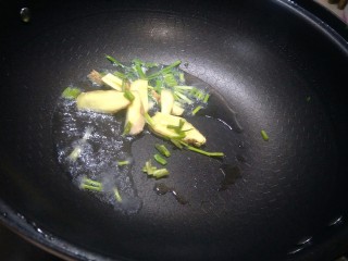 墨鱼炒咸菜,锅中到油倒葱姜，大火爆炒。