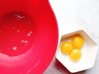 黑米蒸蛋糕,蛋黄和蛋清分离