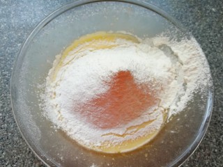 巧克力甜甜圈,筛入低筋面粉、泡打粉和盐，搅拌至无干粉无颗粒。