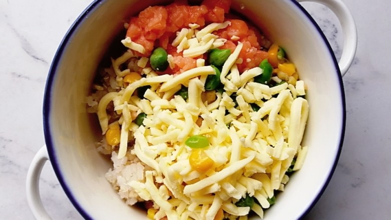 豌豆三文鱼奶酪米饼,米饭、玉米、豌豆、三文鱼和奶酪碎放入一个碗内