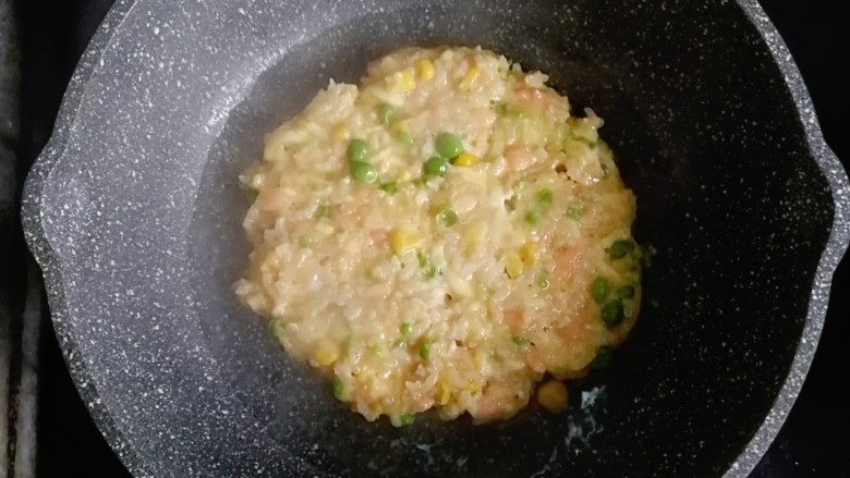 豌豆三文鱼奶酪米饼,煎至底部凝固，倒入小半碗清水，盖上锅盖继续小火焖煎