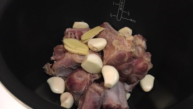 韩式牛尾汤-电锅版,牛尾骨、蒜头、姜片，一起放入电锅