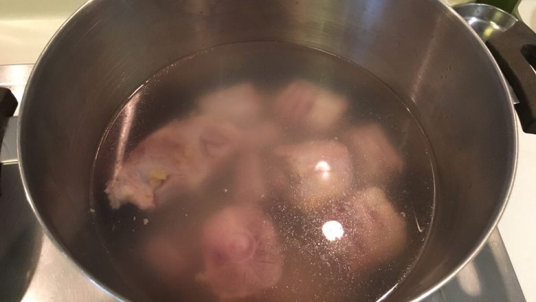 韩式牛尾汤-电锅版,放入开水锅里再次煮开