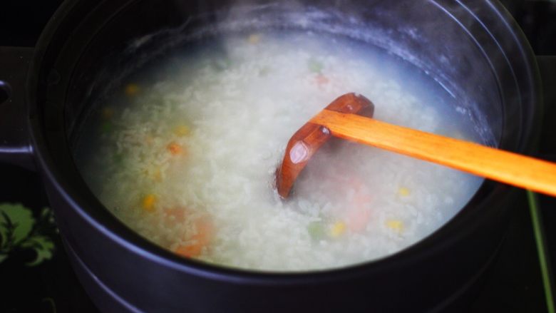 虾仁青豆糯米粥,小火继续炖煮2分钟左右的时候。