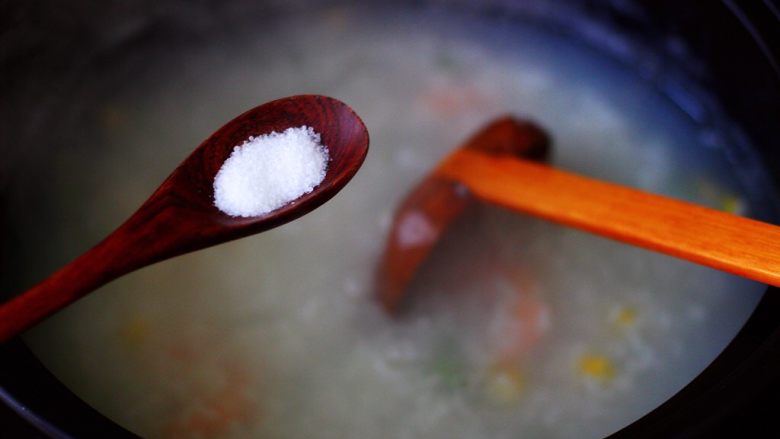 虾仁青豆糯米粥,先加入适量的盐调味后。