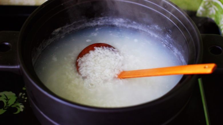 虾仁青豆糯米粥,打开锅盖看见糯米变得越来越粘稠的时候。