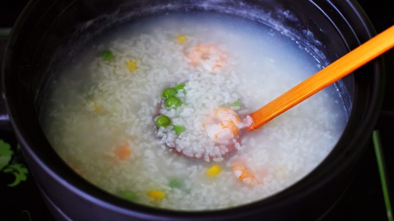 虾仁青豆糯米粥,把所有的食材和糯米粥搅拌均匀后煮1分钟即可关火咯。