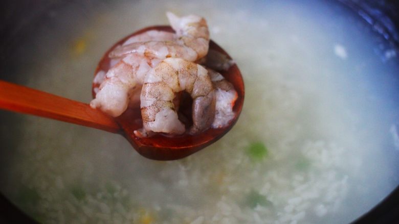 虾仁青豆糯米粥,这个时候就可以加入腌制好的新鲜虾仁了。