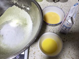 圣诞树松饼,过筛后加入细砂糖，准备黄油，蛋液和牛奶，黄油要提前融化，蛋液需打散。