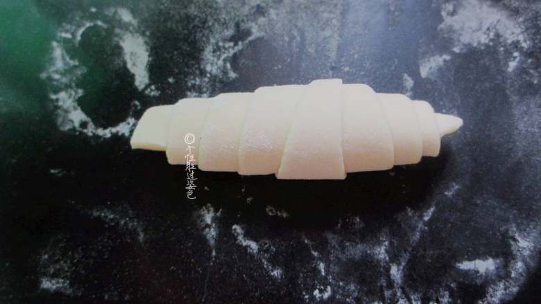 豆沙牛角餐包,从宽往窄卷起来，形成牛角包的雏形