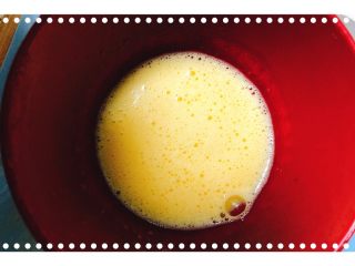 红柚鸡蛋糕,鸡蛋最好搅打上劲，大概搅拌100多下，不然容易有气孔！
