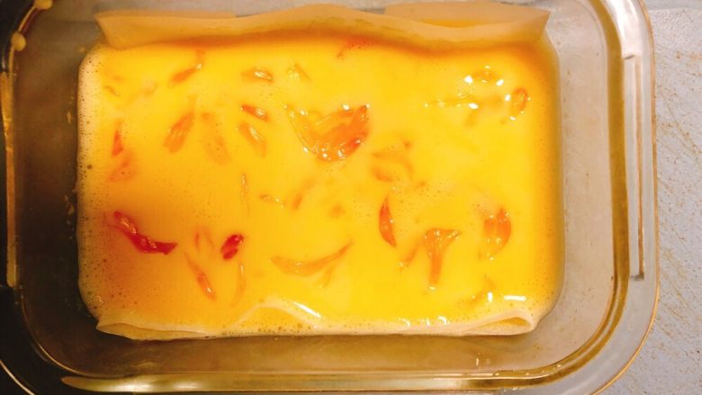 红柚鸡蛋糕,将红柚掰碎和配方奶一起倒入鸡蛋液中搅拌均匀！