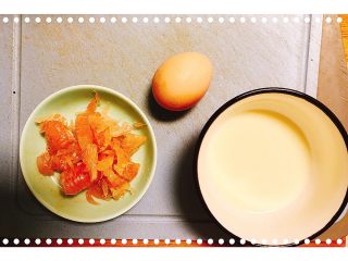 红柚鸡蛋糕,所需食材：红心柚子15g，鸡蛋1个，宝宝配方奶60g
