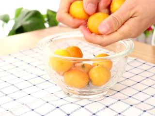 蜜饯金桔 宝宝零食,用手搓洗金桔表面
tips：盐可以消除金桔表面残留的农药