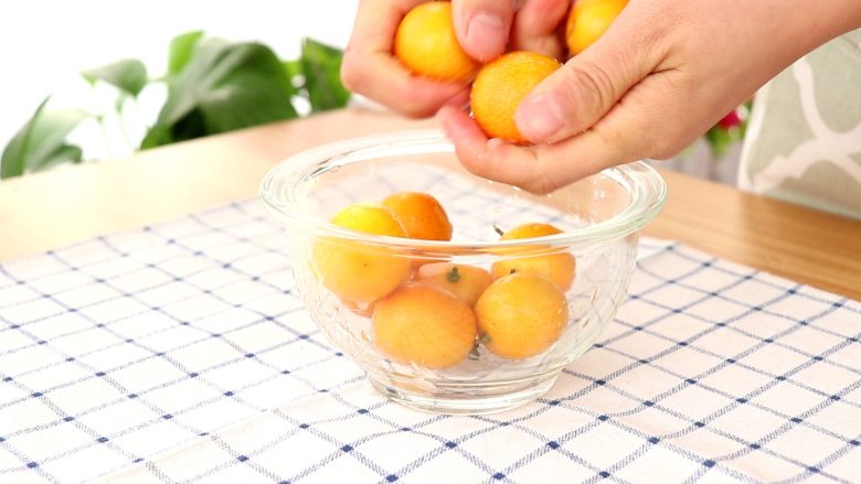 蜜饯金桔 宝宝零食,用手搓洗金桔表面
tips：盐可以消除金桔表面残留的农药