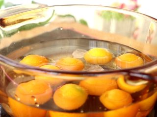 蜜饯金桔 宝宝零食,加刚没过金桔的清水
tips：水不要添加太多，没过金桔即可