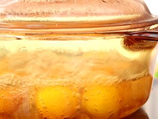 蜜饯金桔 宝宝零食,转中小火熬制
tips：这样可以让糖分很好的浸入金桔里面