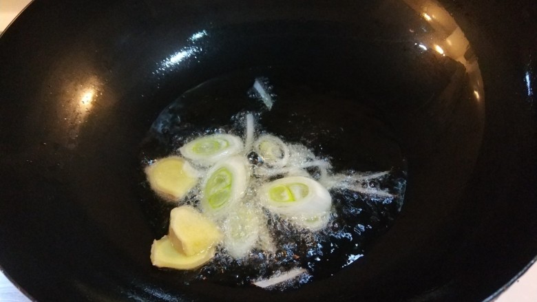 新文美食  肉末炒蒜苔,锅中放入适量油烧热，放入葱姜。
