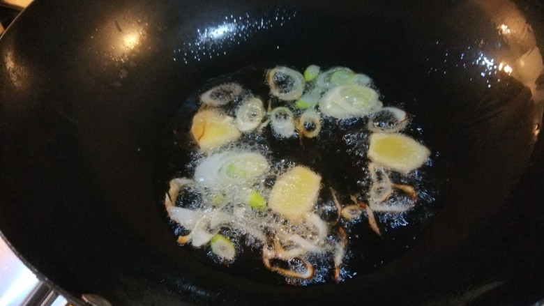 新文美食  肉末炒蒜苔,炒香变黄色捞出来留下油。