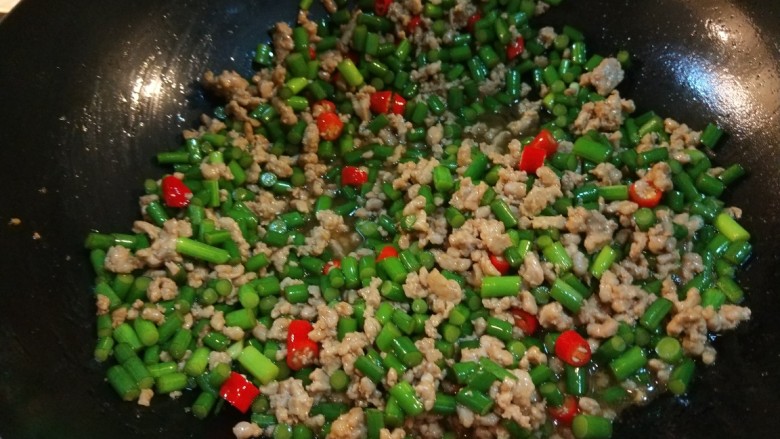 新文美食  肉末炒蒜苔,炒均匀即可出锅。