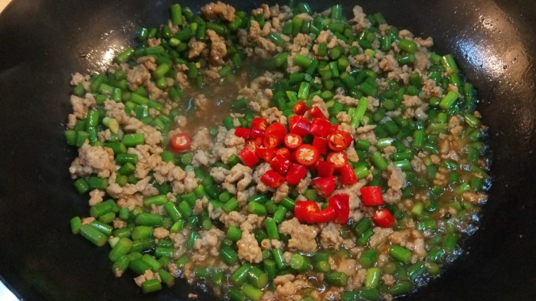 新文美食  肉末炒蒜苔,炒均匀，最后出锅放入小米辣。