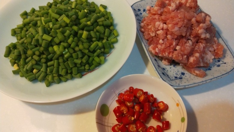 新文美食  肉末炒蒜苔,食材准备好。