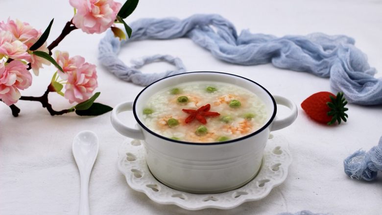虾仁青豆糯米粥,寒冷的天气里，喝上一碗真的是很温暖。
