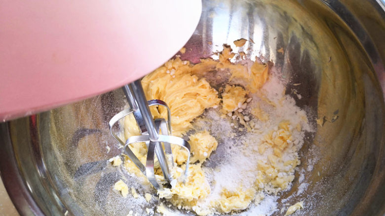 玻璃糖饼干,无盐黄油室温软化，软化后放入盆里加糖粉用电动打蛋器搅拌至黄油膨胀发白，