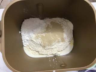 一次发酵餐包,把除黄油以外的材料依次放到面包机中。