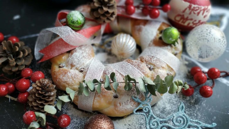 圣诞花环面包,出炉，放凉网上晾凉，可以在表面做装饰来应节气。
