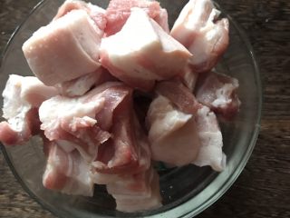 虎皮鹌鹑蛋烧肉,五花肉洗净切大小合适的块