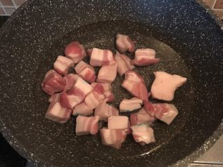 虎皮鹌鹑蛋烧肉,锅中倒入适量的冷水，放入五花肉