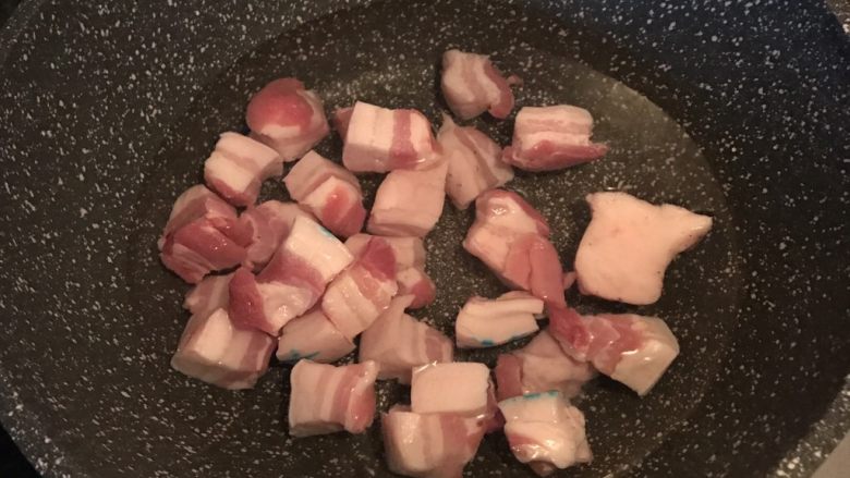 虎皮鹌鹑蛋烧肉,锅中倒入适量的冷水，放入五花肉