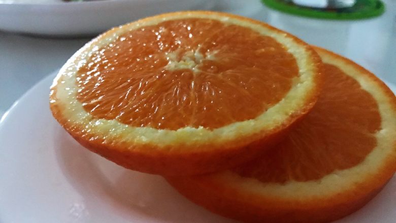 营养早餐1209之圣诞树,<a style='color:red;display:inline-block;' href='/shicai/ 626'>橙子</a>，冬天必吃的水果，甘甜多汁，丰富的维生素C能促进牛奶中蛋白质合成胶原蛋白，直接作用与皮肤，苦苦追求的胶原蛋白就这样简单地在早餐中默默地让你变美丽。